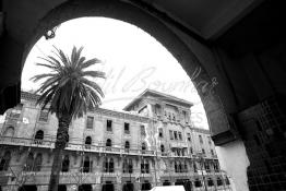 Image du Maroc Professionnelle de  Le boulevard Mohammed V (ex la gare). A droite le marché central de Casablanca figé depuis les années 30, il dispose de 3 entrées faisant face à l'hôtel Lincoln (immeuble Bossonneau) un des premiers bâtiment de 4 niveaux du boulevard de la gare (actuel boulevard Mohammed V) est abandonné aux intempéries depuis plusieurs années, un échafaudage est en cours d'installation contre la façade. Petit à petit L’hôtel Lincoln quitte ce monde. Construit par des matériaux poreux et sans étanchéité au début du 20e siècle. Déjà en 1989 suite aux accidents qui ont causé des morts et plusieurs blessés, le bâtiment a été vidé avec cessation de toute activités des commerces et cafés. Dimanche 11 Février 2007. (Photo / Abdeljalil Bounhar) 